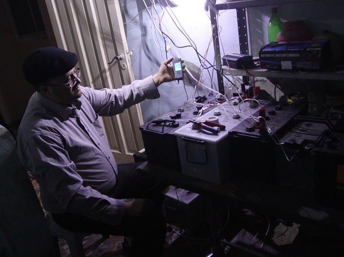 فلسطيني يعمل في إعادة تدوير البطاريات في غزة، وهذه المهنة انتشرت كثيرا في غزة رغم خطورتها التي تكمن في صهر ألواح الرصاص، وانبعاث الغازات السامة الناتجة منها ما يسبب مخاطر صحية وبيئة كبيرة. صور: dpa