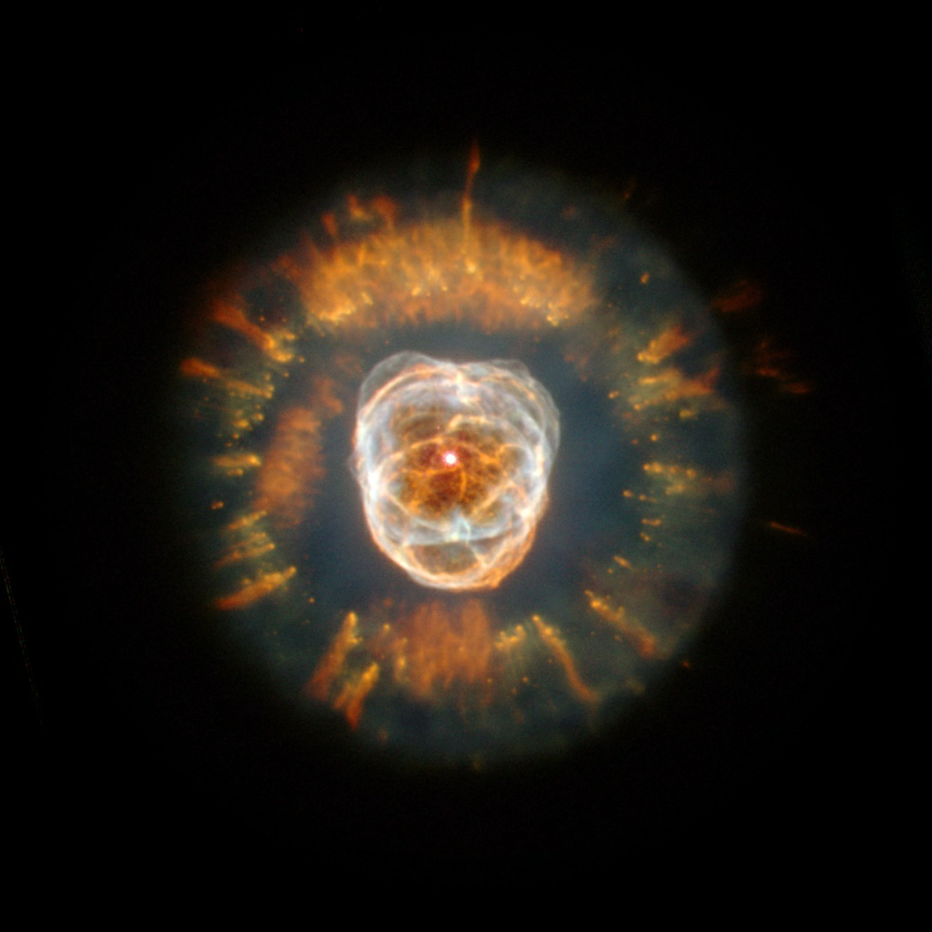 التقط التلسكوب هابل تلك الصورة سنة 1999، يدل كل لون فيها على وجود عنصر ما في تكوين هذا السديم، فالأحمر (نيتروجين)، الأخضر (هيدروجين)، والأزرق (أكسجين) والبنفسجي (هيليوم) (مواقع التواصل)