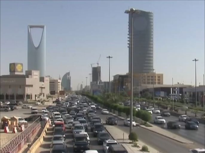 أعلنت وزارة المالية السعودية عزمها طرح صكوك للمواطنين خلال العام المقبل، وهي عملية اقتراض غير مباشرة لجمع أكبر قدر من السيولة.