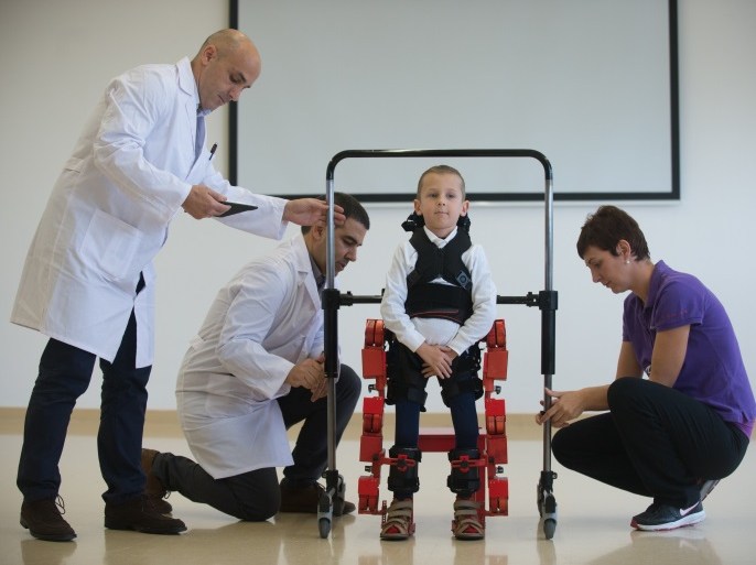 شهدت مدينة برشلونة الإسبانية الأربعاء، التعريف بأول هيكل خارجي متنقل في العالم من أجل تمكين الأطفال المصابين بالشلل من المشي.