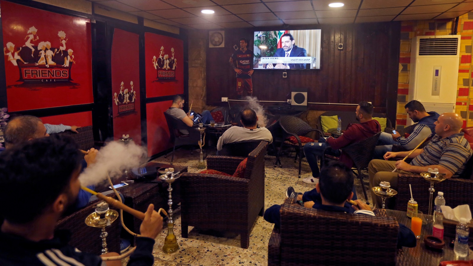 ‪لبنانيون يتابعون المقابلة التلفزيونية مع الحريري في مقهى ببيروت‬ (رويترز)