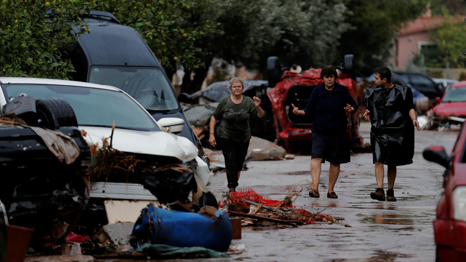 حجم الأضرار جراء الفيضانات كان كارثيا بحسب السلطات (رويترز)
