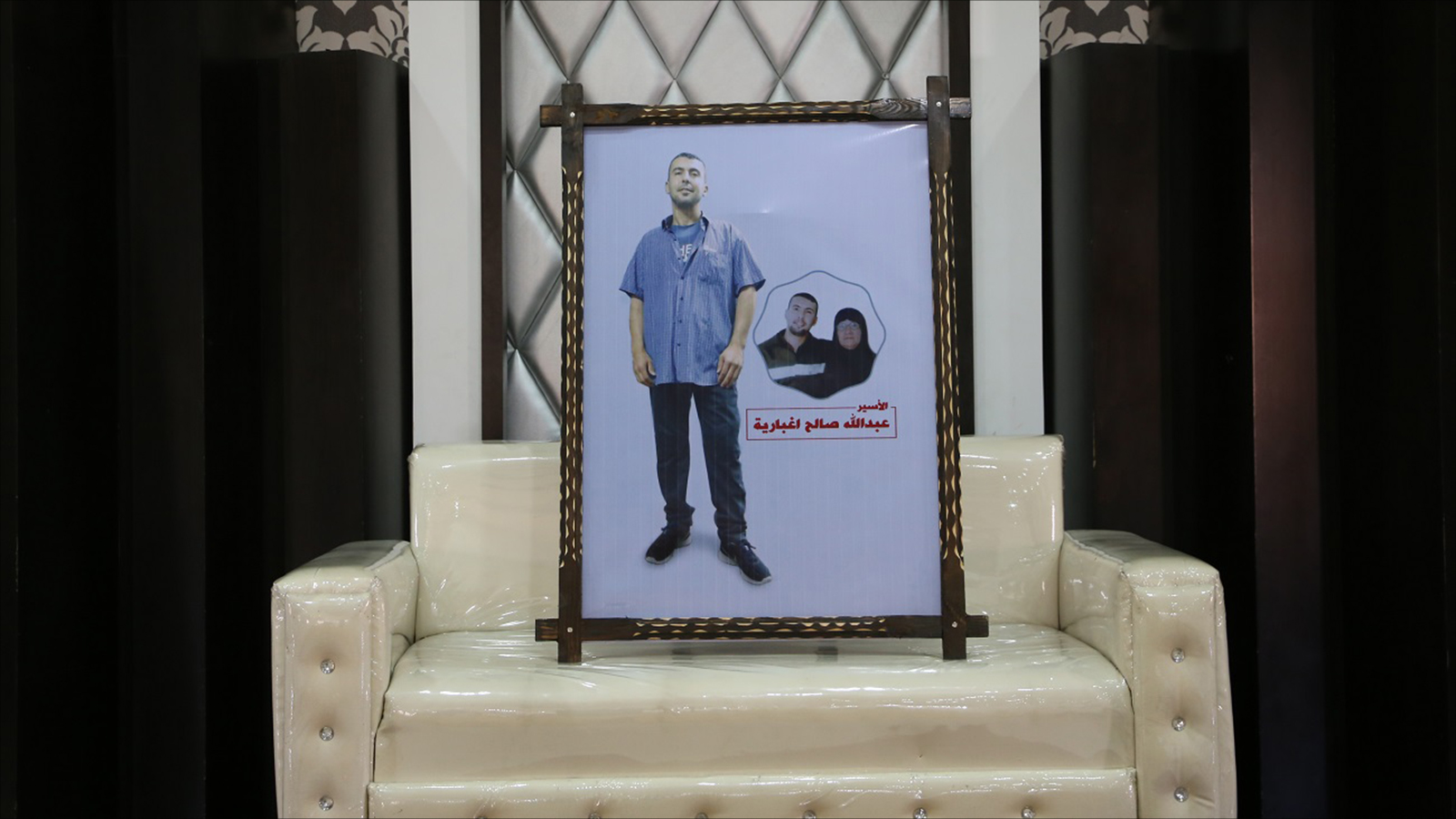 الأسير عبد الله إغبارية من أم الفحم بالداخل الفلسطيني حاضر في العرس بصورته (الجزيرة)