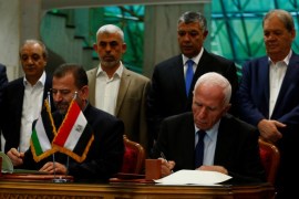 Head of Hamas delegation Saleh Arouri and Fatah leader Azzam Ahmad sign a reconciliation deal in Cairo, Egypt, October 12, 2017. REUTERS/Amr Abdallah Dalsh