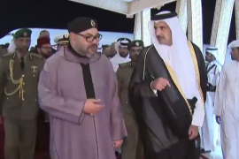 الشيخ تميم بن حمد آل ثاني (يمين) خلال استقباله بالدوحة ملك المغرب محمد السادس