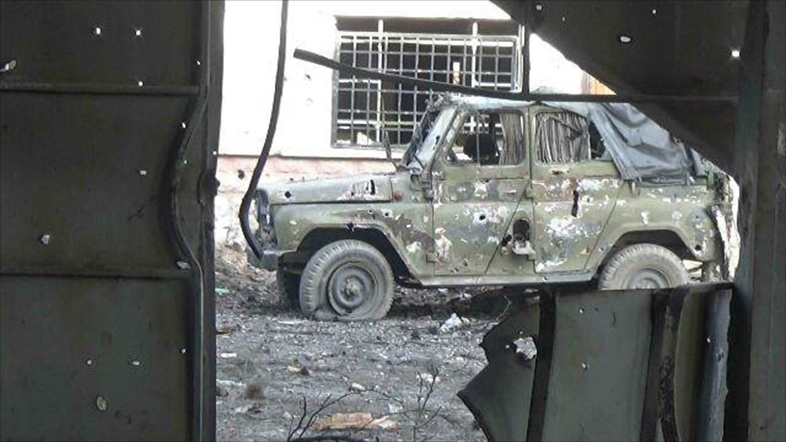 سيارة عسكرية عطلتها عناصر في المعارضة خلال الهجوم على إدارة المركبات بالغوطة (الجزيرة)