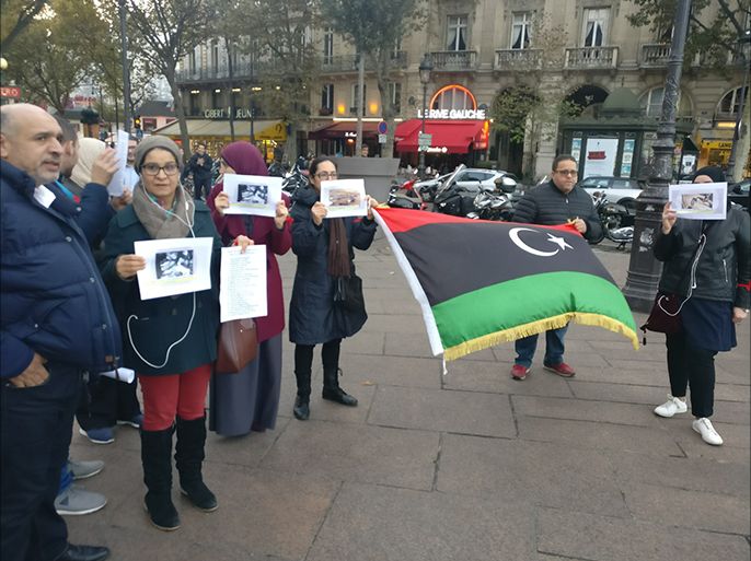 ناشطون حقوقيون من عدة دول عربية حضروا المظاهرة ورفعوا شعارات مناهضة للإمارات ومصر وحملوها مسؤولية ارتكاب جرائم حرب في ليبيا.