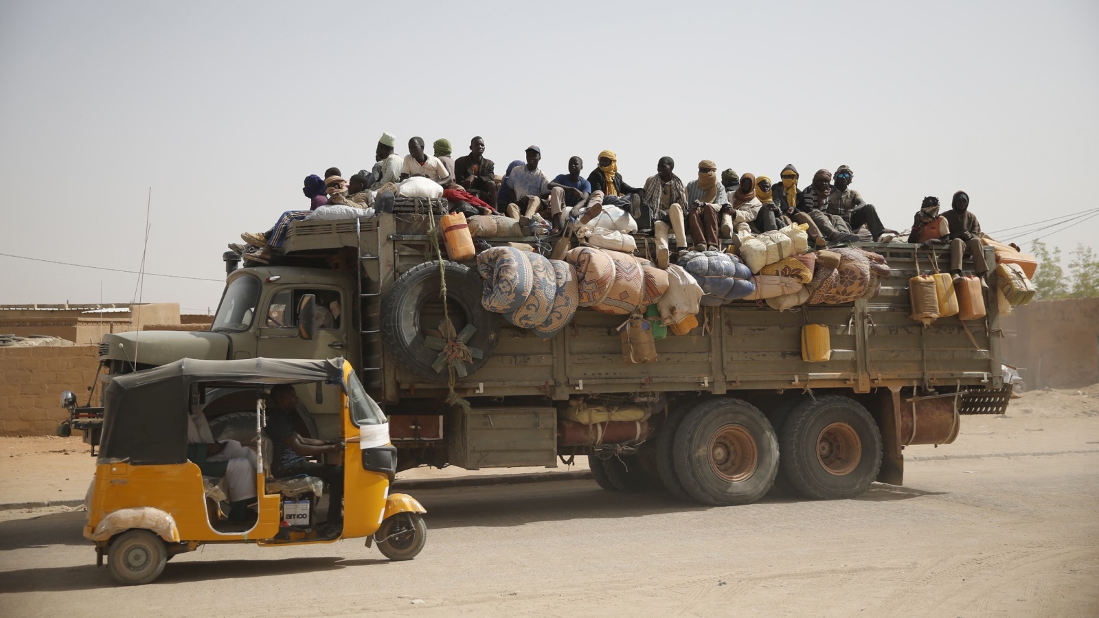 «كان المهاجرون من جنوب الصحراء يُباعون ويُشترون من قبل الرجال الليبيين، يُساعدهم الغانيون والنيجيريون الذين يعملون من أجلهم»، هكذا وصف أحد المهاجرين من السنغال 