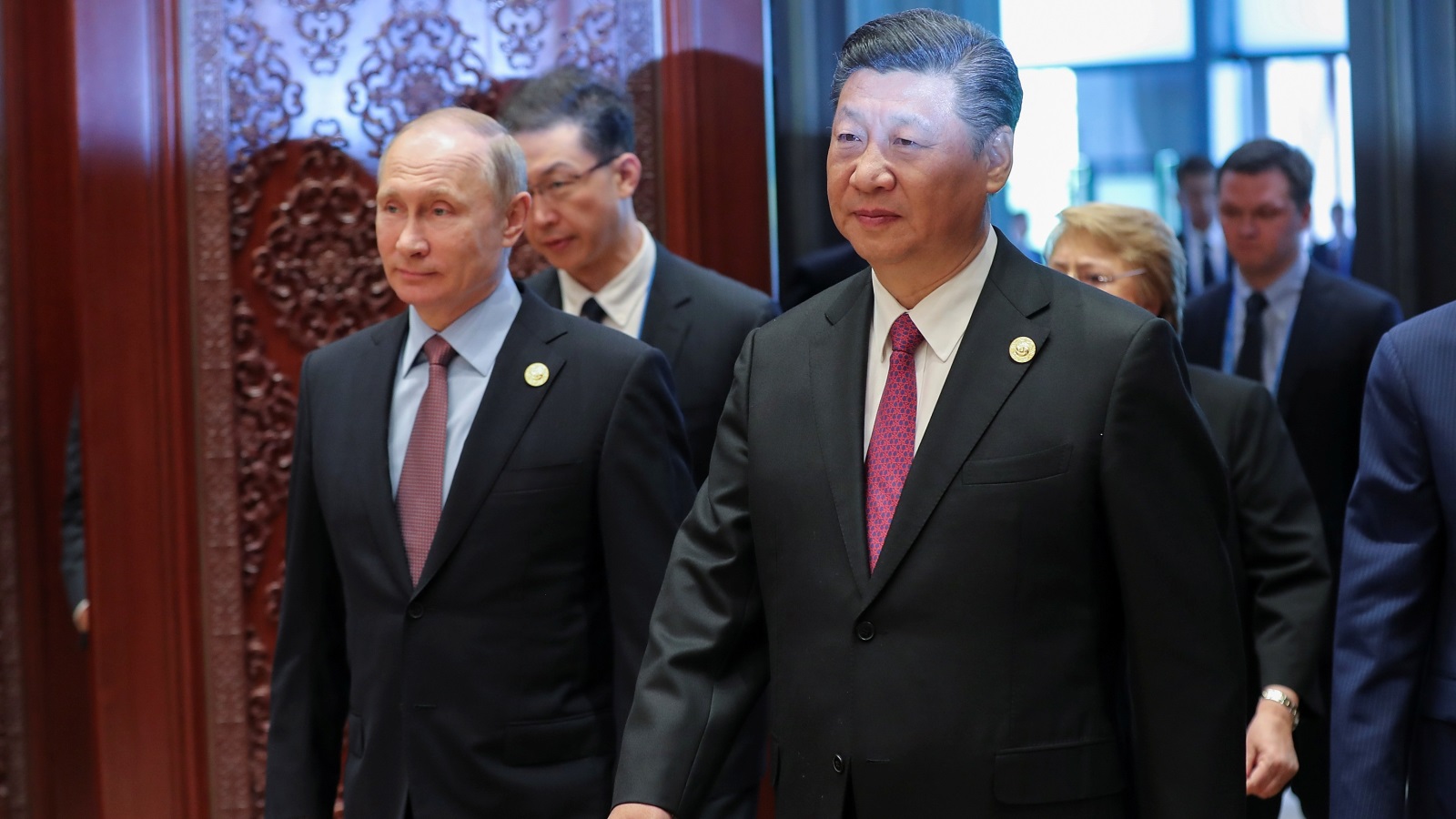 ما دامت الصين تتحرك من أجل أن تصبح المهيمن في منطقة أوراسيا، ستضطر روسيا أن تُبقي على استمرار لكماتها إذا أرادت أن تحافظ على نفوذها على المسرح العالمي. (رويترز)