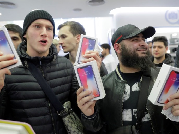 First customers to buy Apple's new iPhone X pose during its global launch at a cell phone store in central Moscow, Russia November 3, 2017. REUTERS/Tatyana Makeyeva