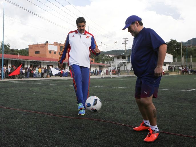 Venezuela's President Nicolas Maduro attends a soccer practice with Argentina soccer legend Diego Maradona in Caracas, Venezuela November 7, 2017. Miraflores Palace/Handout via REUTERS ATTENTION EDITORS - THIS PICTURE WAS PROVIDED BY A THIRD PARTY