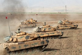 Turkish Army tanks manoeuvre during a military exercise near the Turkish-Iraqi border in Silopi, Turkey, September 25, 2017. REUTERS/Umit Bektas