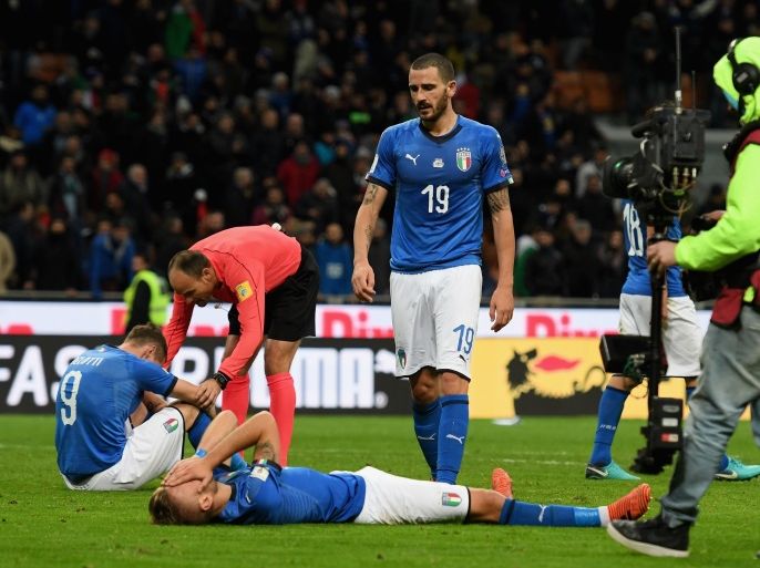 MILAN, ITALY - NOVEMBER 13: Players of Italy dejected at the end of the FIFA 2018 World Cup Qualifier Play-Off: Second Leg between Italy and Sweden at San Siro Stadium on November 13, 2017 in Milan, Italy. (Photo by Claudio Villa/Getty Images)