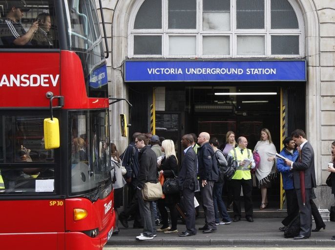 Commuters queue for buses outside a closed entrance to Victoria underground station in London June 10, 2009. Millions of London commuters face two days of transport disruption after a 48-hour strike shut down the capital's underground rail network on Tuesday evening in a dispute over pay and jobs. REUTERS/Stephen Hird (BRITAIN EMPLOYMENT BUSINESS TRANSPORT POLITICS)