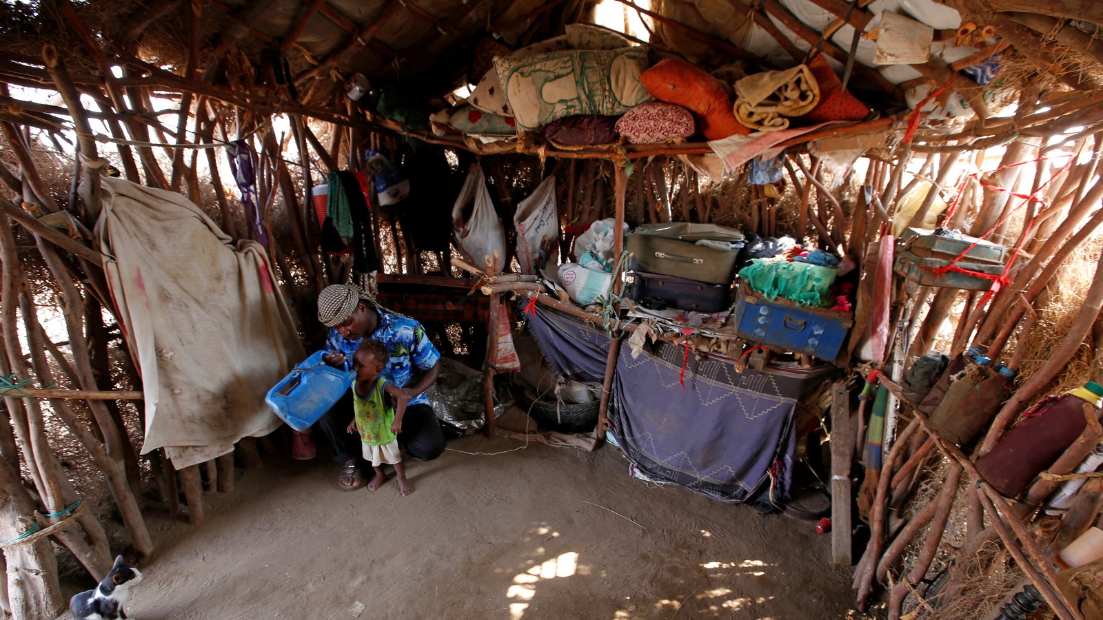 ‪ظروف معيشية صعبة بضواحي مدينة الحديدة اليمنية‬ ظروف معيشية صعبة بضواحي مدينة الحديدة اليمنية (رويترز)
