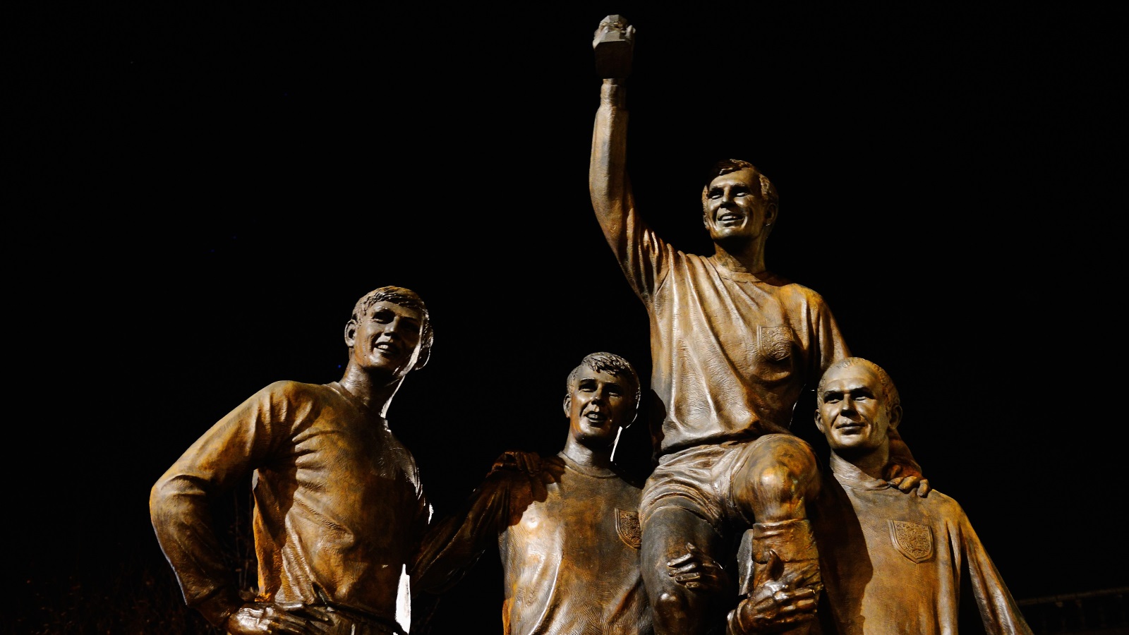 تمثال الأبطال.. الذي يجمع بوبي مور، جوف هرست، مارتن بيترز وراي ويلسون، الذين أحرزوا لقب كأس العالم عام 1966 (غيتي)