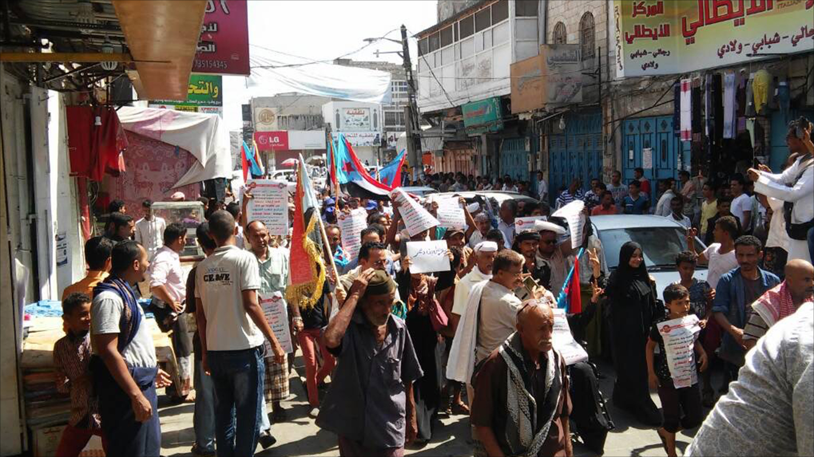 أنصار المجلس الانتقالي جابوا شوارع منطقة كريتر في عدن للمطالبة بإسقاط الحكومة (الجزيرة)