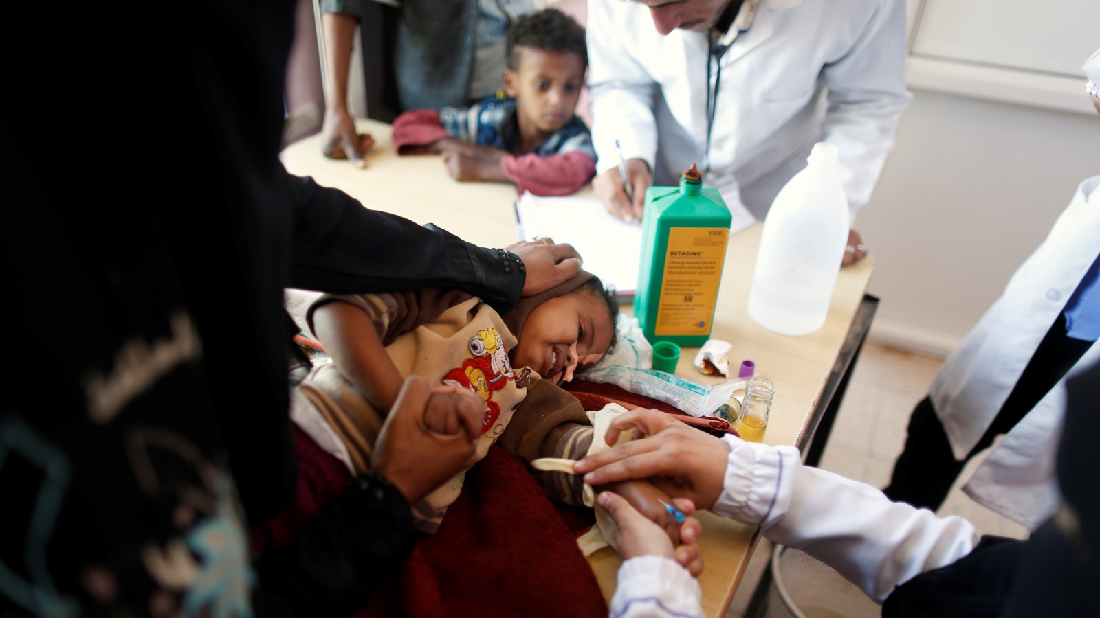 ‪طفل يعاني من سوء التغذية يتلقى العلاج بأحد مستشفيات صنعاء‬ (رويترز)