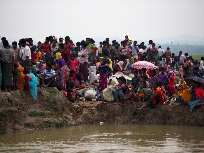 Rohingya refugees wait for permission from border guards to continue their way after crossing from Myanmar into Palong Khali, near Cox's Bazar, Bangladesh, November 2, 2017. REUTERS/Hannah McKay
