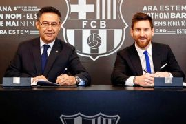 epa06349647 A handout photo made available by Spanish Primera Division soccer club FC Barcelona of Argentine striker Lionel Messi (R) signing his new contract next to Barcelona's president Josep Maria Bartomeu (L) in Barcelona, Spain, 25 Novemebr 2017. Messi has signed a new contract with FC Barcelona until June 2021. EPA-EFE/DAVID SAURA HANDOUT HANDOUT EDITORIAL USE ONLY/NO SALES