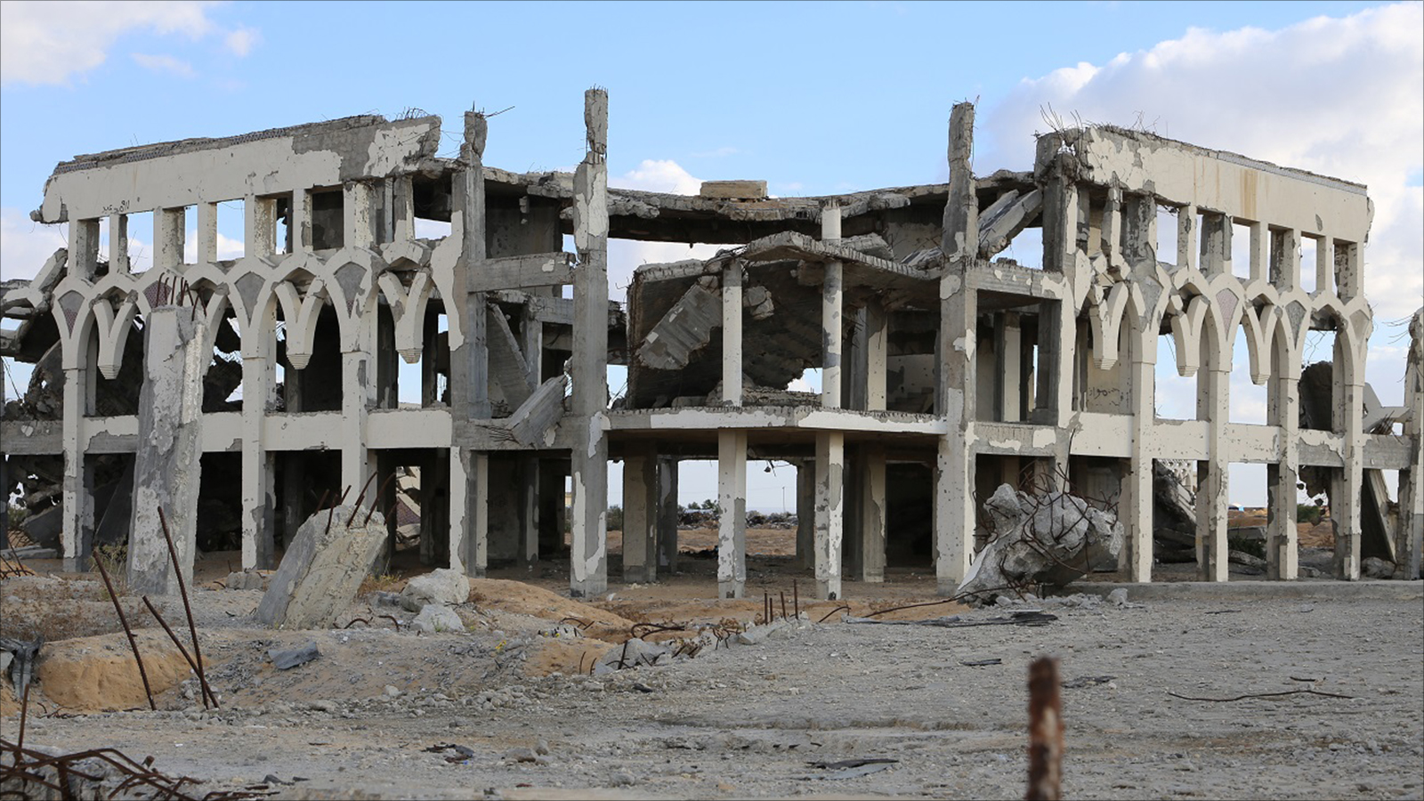 ‪بقايا مباني ومرافق مطار غزة الدولي الذي دمرته قوات الاحتلال بدءا من عام 2001‬ (الجزيرة)