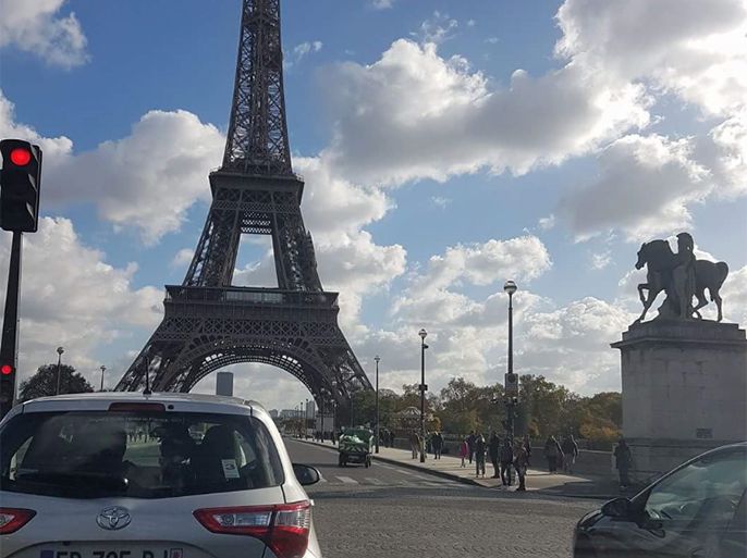 برج ايفل وسط العاصمة باريس يشهد اكتظاظا مروريا بالسيارات طوال أيام الأسبوع