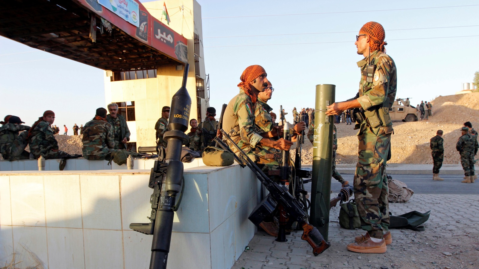 مقاتلون من البشمركة قرب مدينة كركوك النفطية شمالي العراق (رويترز)