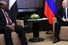 epa06345563 Russian President Vladimir Putin (R) speaks with Sudanese President Omar Hassan al-Bashir (L) during their meeting in the Black sea resort of Sochi, Russia, 23 November 2017. The Sudanese President is on a working visit in Russia. EPA-EFE/MICHAEL KLIMENTYEV / SPUTNIK / K / POOL MANDATORY CREDIT