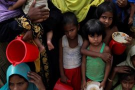 Rohingya women and children wait to get distributed meals at Moynarghona refugee settlement near Cox's Bazar, Bangladesh, November 24, 2017. REUTERS/Susana Vera TPX IMAGES OF THE DAY