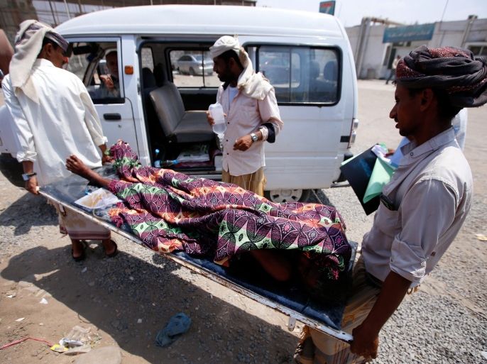 People carry a relative on a stretcher to a cholera treatment center in the Red Sea port city of Hodeidah, Yemen October 8, 2017. Picture taken October 8, 2017.REUTERS/Abduljabbar Zeyad