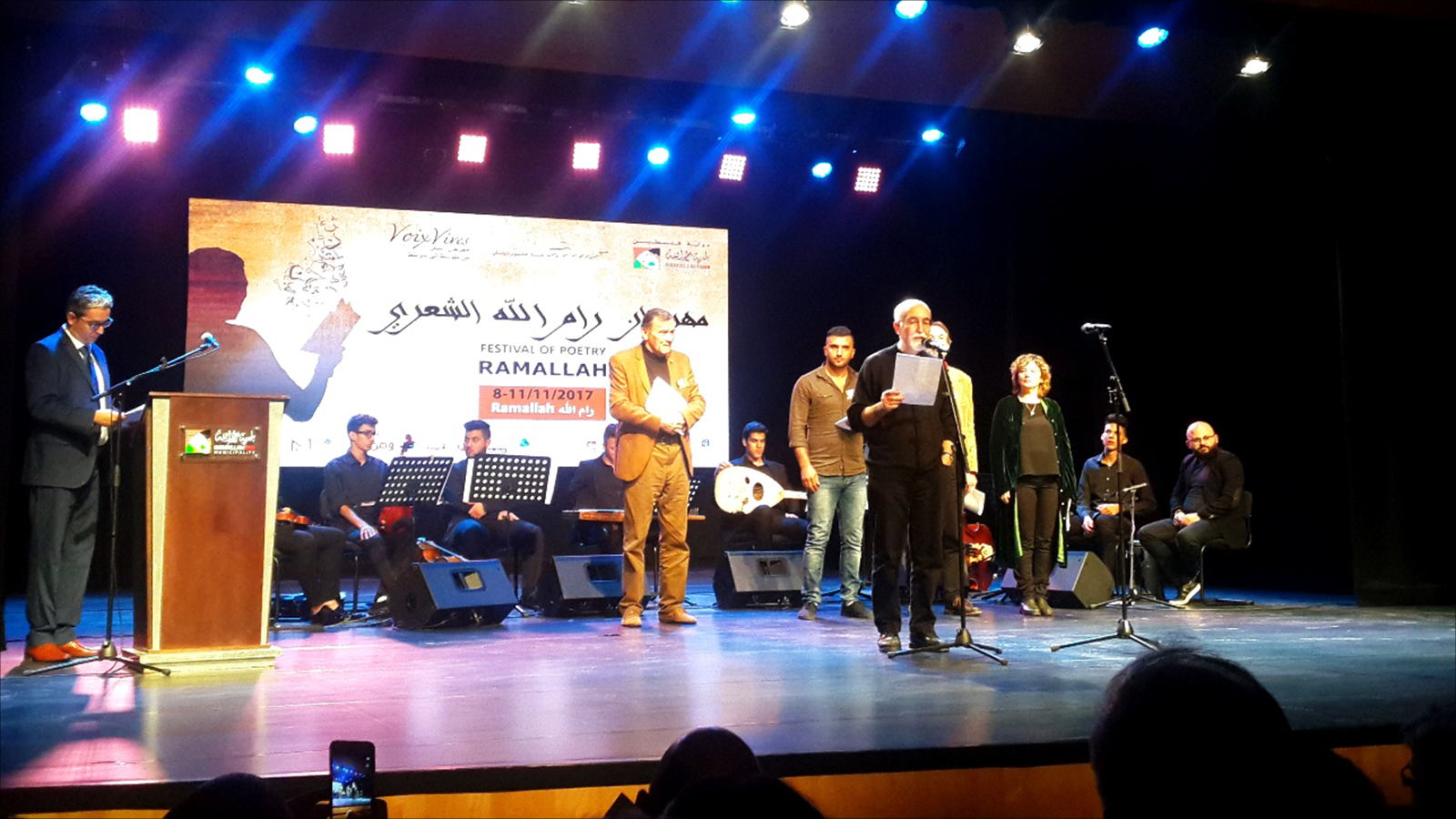 ‪الشاعر الجزائري حميد طيبوشي يقرأ نصا شعريا في افتتاح مهرجان رام الله الشعري‬ (الجزيرة)