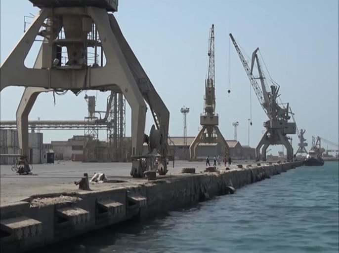 التحالف العربي يواصل منع دخول السفن لميناء الحديدة