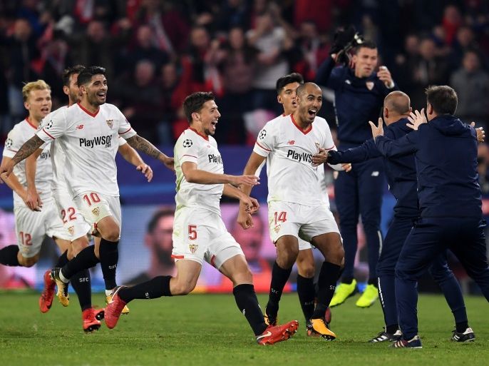 SEVILLE, SPAIN - NOVEMBER 21: Guido Pizarro of Sevilla celebrates with team mates and staff members after scoring his sides third goal during the UEFA Champions League group E match between Sevilla FC and Liverpool FC at Estadio Ramon Sanchez Pizjuan on November 21, 2017 in Seville, Spain. (Photo by David Ramos/Getty Images)
