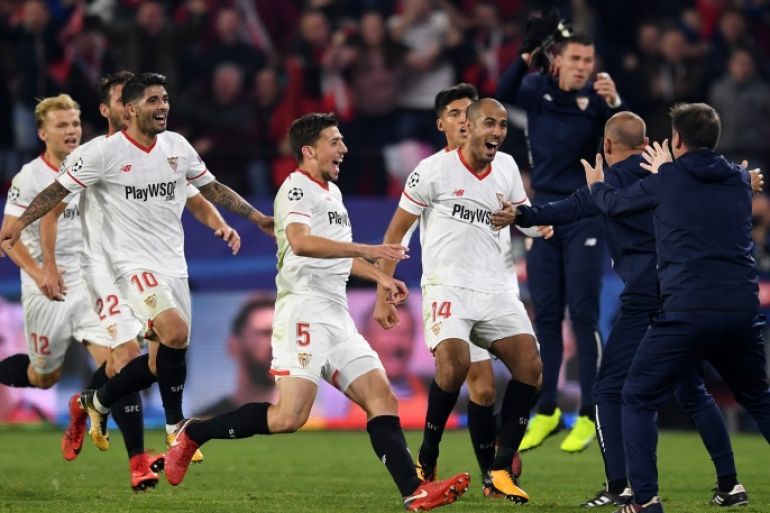 SEVILLE, SPAIN - NOVEMBER 21: Guido Pizarro of Sevilla celebrates with team mates and staff members after scoring his sides third goal during the UEFA Champions League group E match between Sevilla FC and Liverpool FC at Estadio Ramon Sanchez Pizjuan on November 21, 2017 in Seville, Spain. (Photo by David Ramos/Getty Images)