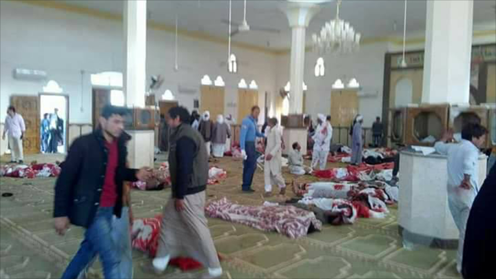 القتلى داخل مسجد الروضة غرب مدينة العريش(مواقع التواصل)
