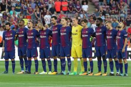 Soccer Football - La Liga - Barcelona vs Real Betis - Barcelona, Spain - August 20, 2017 Barcelona players line up during a minutes silence for the victims of the Barcelona terror attack before the match REUTERS/Sergio Perez TPX IMAGES OF THE DAY