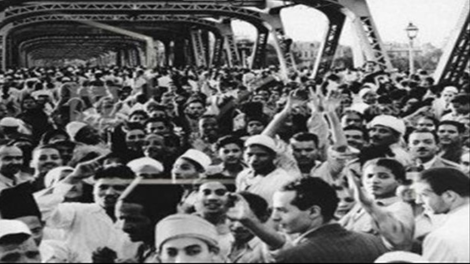 سرعان ما انقلب كل شيء رأسا على عقب في عام 1954، حيث تحوّلت آمال الطلاب ومطالبهم إلى كابوس قمعي استبدادي ينفخ في بوقه جمال عبد الناصر، وتم قمع كل حركات الاحتجاج الشعبي والعمالي بالقوة