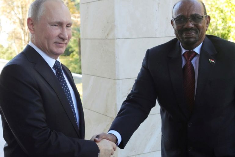 Russian President Vladimir Putin shakes hands with Sudan's President Omar al-Bashir during their meeting in the Black Sea resort of Sochi, Russia, November 23, 2017. Sputnik/Mikhail Klimentyev/Kremlin via REUTERS ATTENTION EDITORS - THIS IMAGE WAS PROVIDED BY A THIRD PARTY.