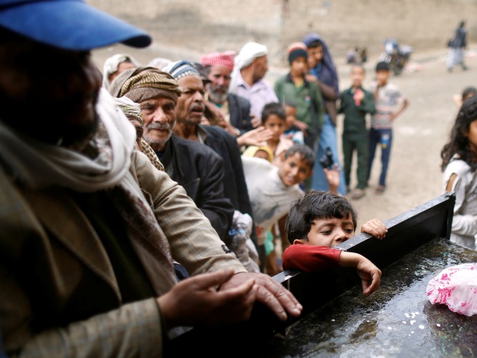 ‪يمنيون يصطفون للحصول على مساعدات غذائية في صنعاء‬ (رويترز)