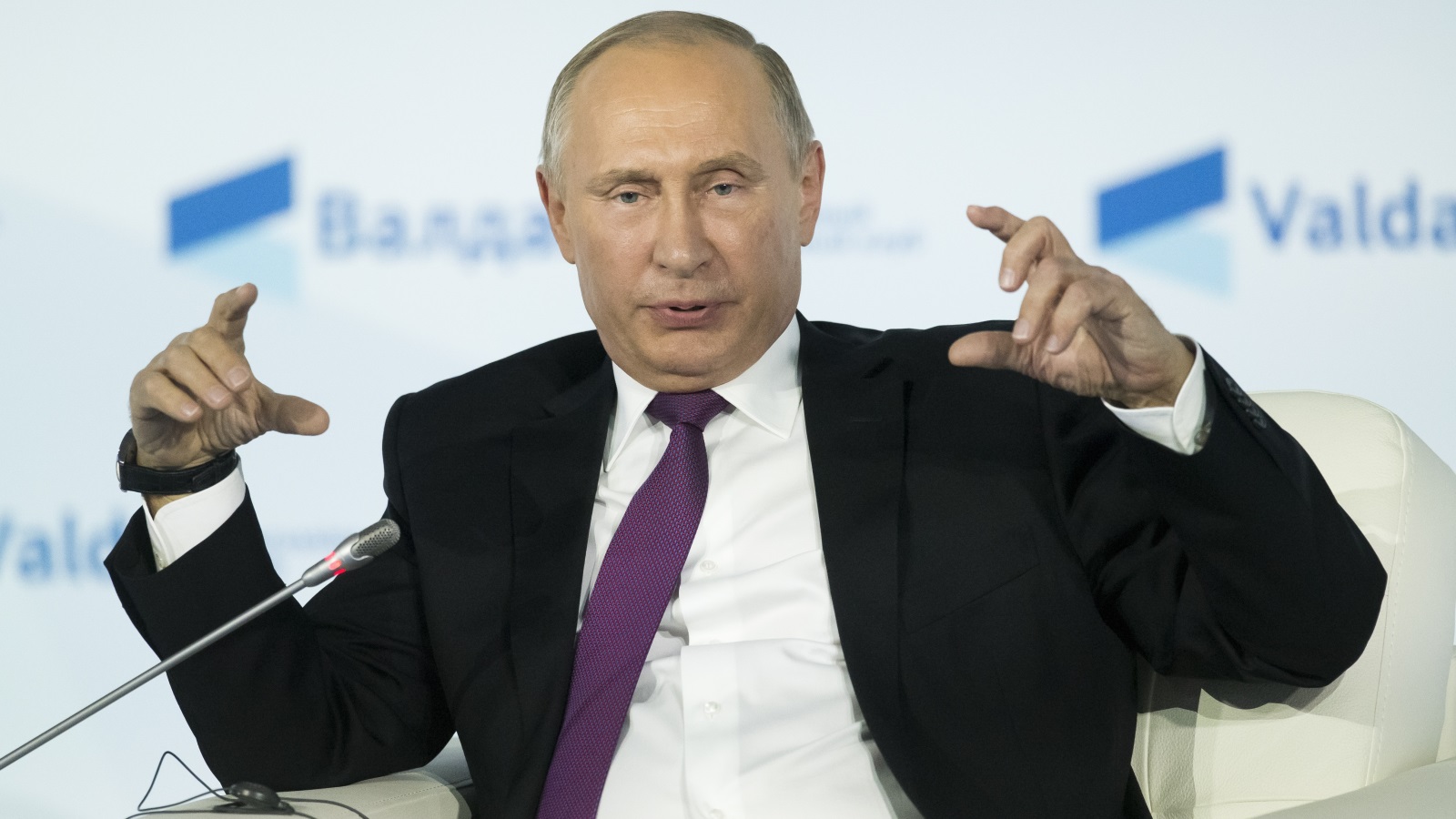 بوتين متحدثا في مؤتمر فلداي بسوتشي عن المرحلة التالية من الحل السوري (رويترز)