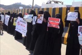 نفذت عشرات من أمهات المختطفين والمخفيين قسرا في اليمن، وقفة احتجاجية أمام المجمع القضائي في العاصمة المؤقتة عدن،