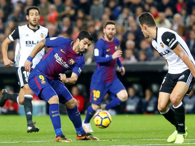 Soccer Football - La Liga Santander - Valencia vs FC Barcelona - Mestalla, Valencia, Spain - November 26, 2017 Barcelona’s Luis Suarez in action REUTERS/Heino Kalis
