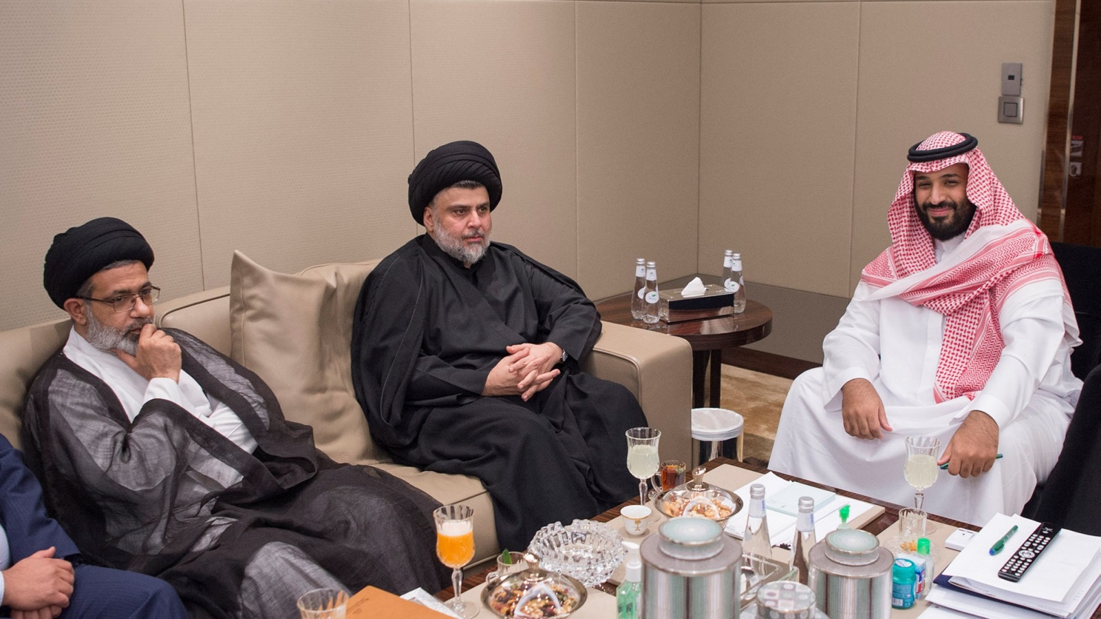 زعيم التيار الصدري مقتدى الصدر  زار الرياض في يوليو/تموز 2017 والتقى ولي العهد السعودي محمد بن سلمان 