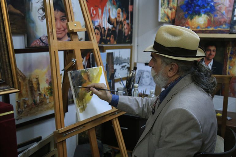 فنان عراقي في تركيا يرسم لوحات زيتية بلون الحرب