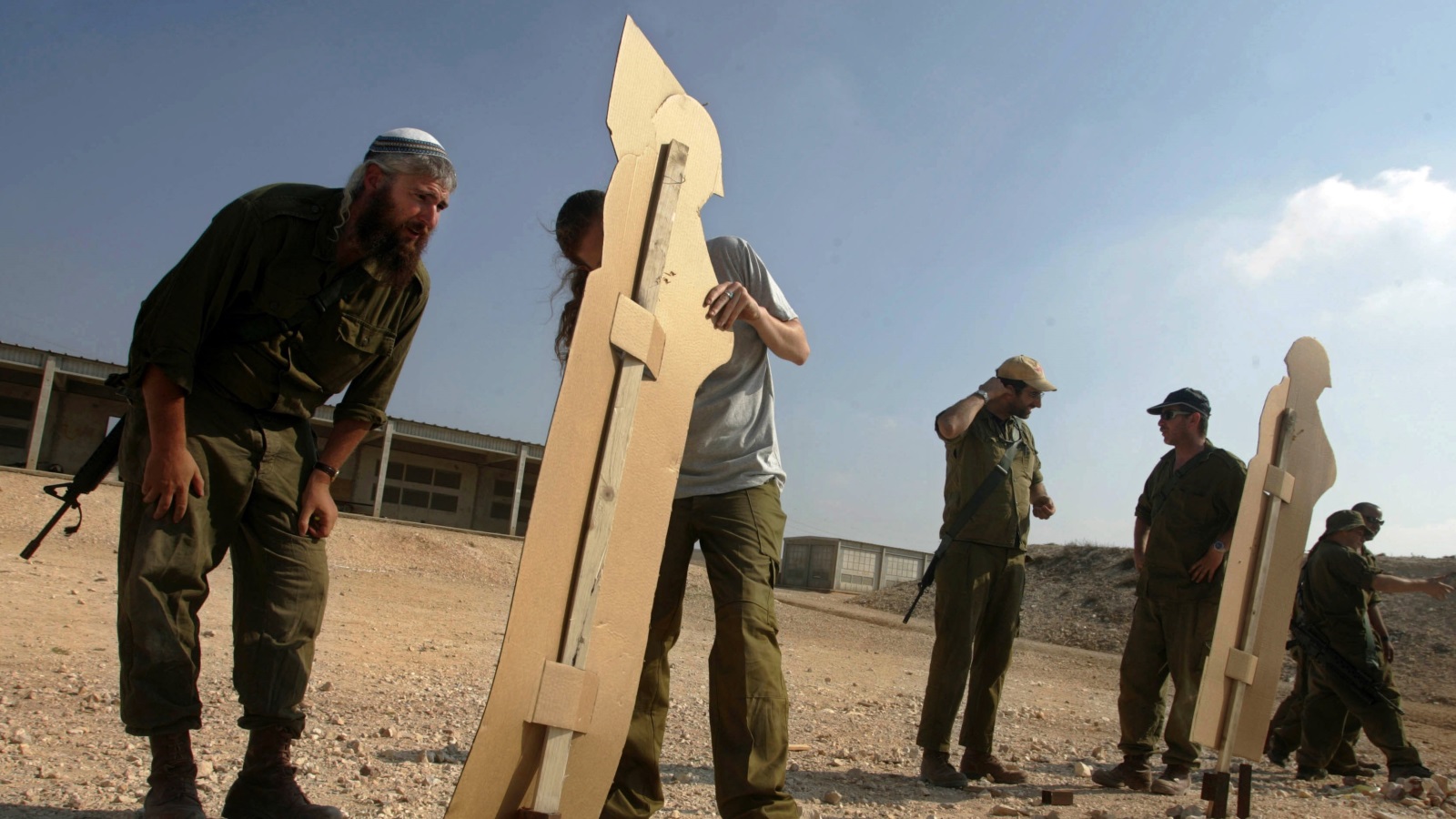 جنود إسرائليون يتدربون بقاعدة إلياكيم (رويترز)