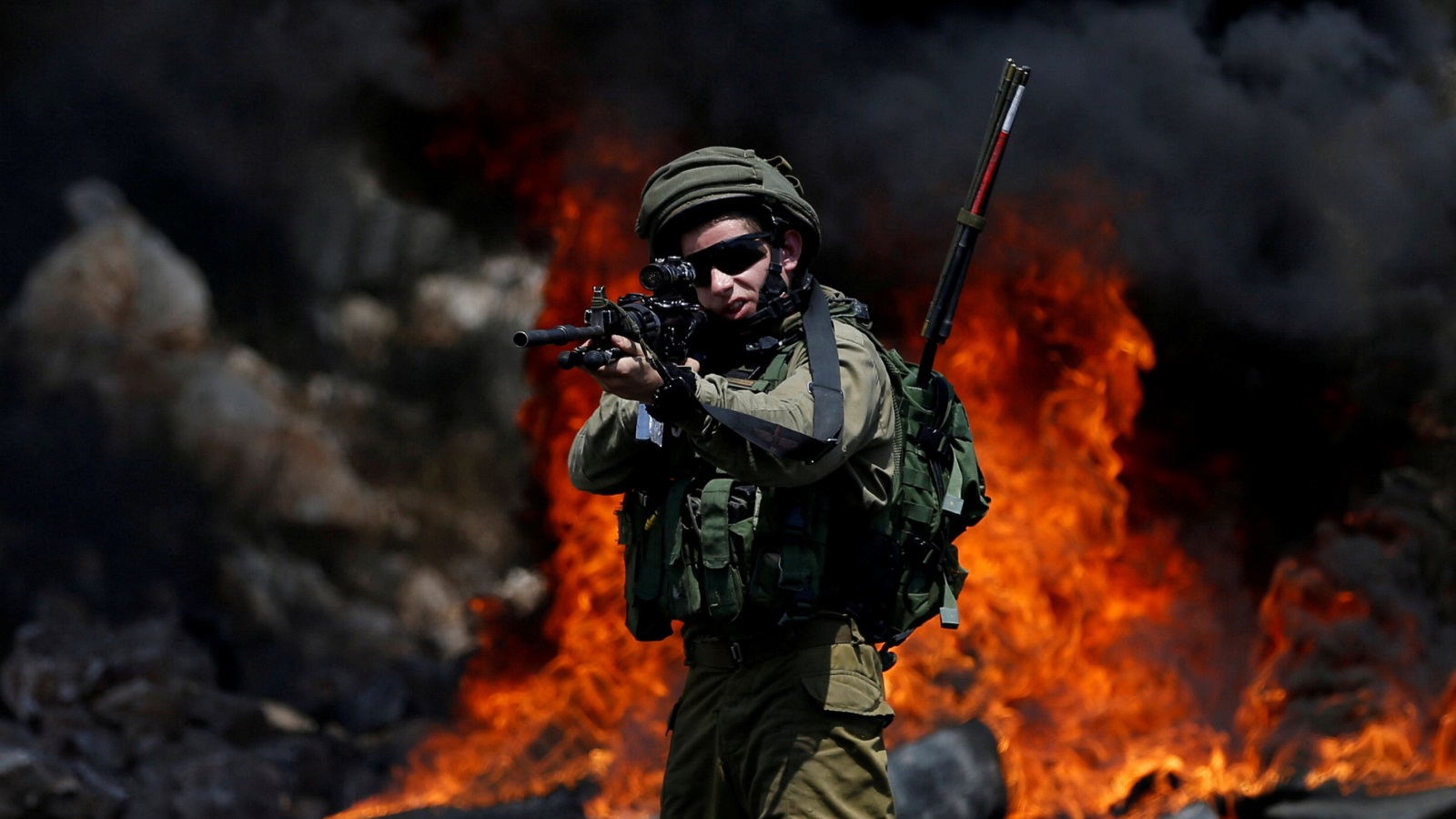 لا يحتاجُ الجنديّ الإسرائيليّ أن يكلّف نفسه عناء الدخول إلى المناطق الفلسطينيّة، فهو يمارسُ سلطته عبر المعابر الإسرائيليّة المفروضة على الضفّة الغربيّة وقطاع غزة، فالسيادة المطلقة هي للجانب الإسرائيليّ