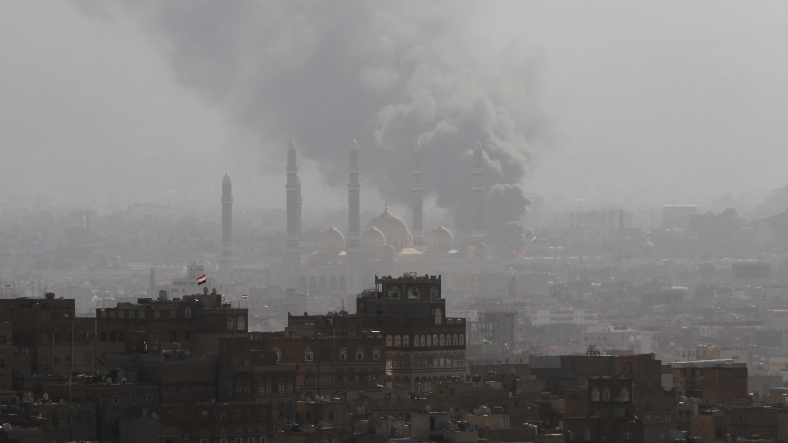 الصراع احتدم بين الحوثيين وقوات صالح حيث استخدم الطرفان الأسلحة الثقيلة (رويترز)