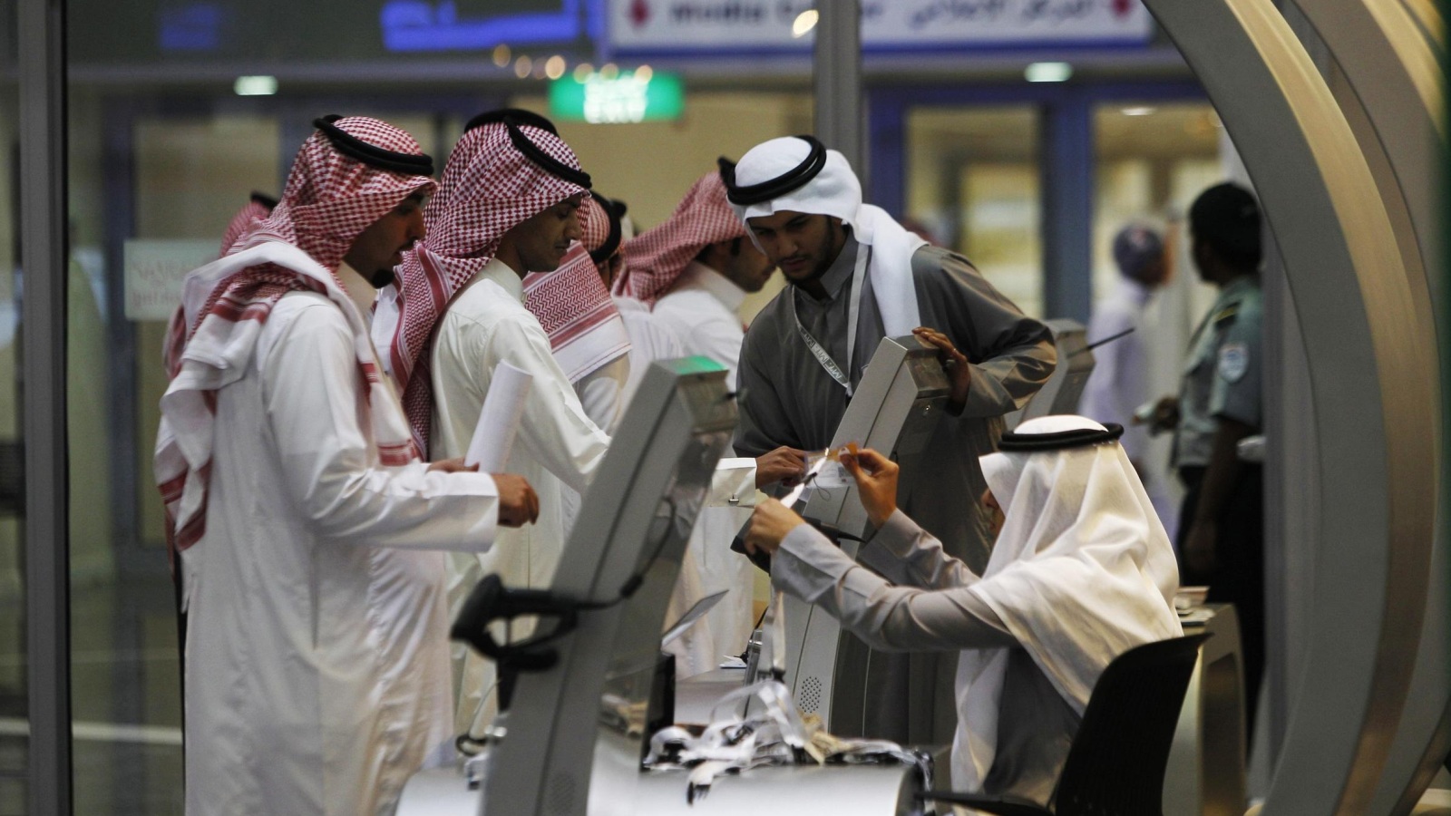 ‪سعوديون خلال تقديم مطالب للعمل بإحدى الإدارات‬ (رويترز)