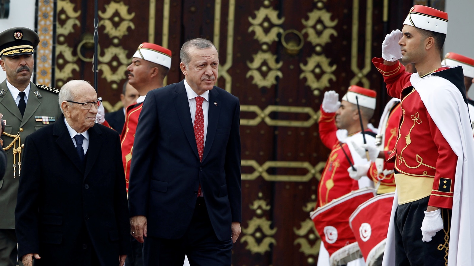 جانب من الاستقبال الرسمي للرئيس التركي في تونس (رويترز)