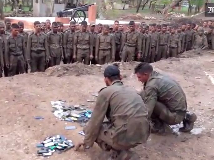 جنود من الجيش الهندي يكسرون عشرات الهواتف - المصدر: لوموند الفرنسية